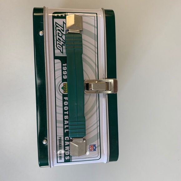 pristine condition of a metal lunch box - Picture 3 of 4